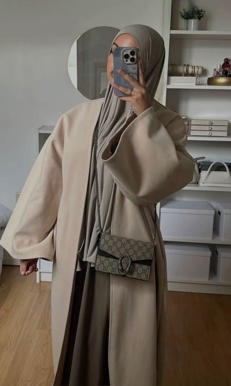 Die Kunst der Modest Fashion: Wie du Hijab & Abaya modern kombinierst