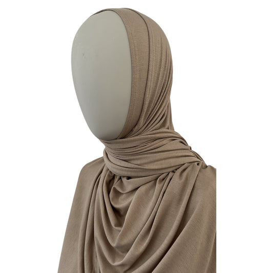 Muslimische Frau trägt einen eleganten, einteiligen Premium Instant Jersey Hijab in sanftem Beige – blickdicht, weich fallend und ohne Nadeln tragbar.