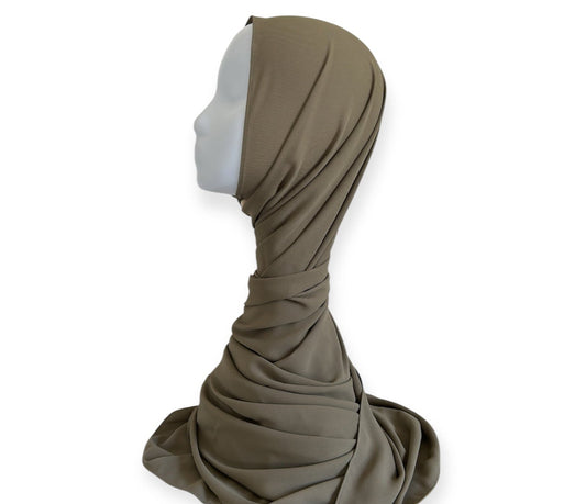 Premium Chiffon Hijab in Olive – leicht, fließend und elegant drapiert, ideal für festliche Anlässe oder den Alltag.
