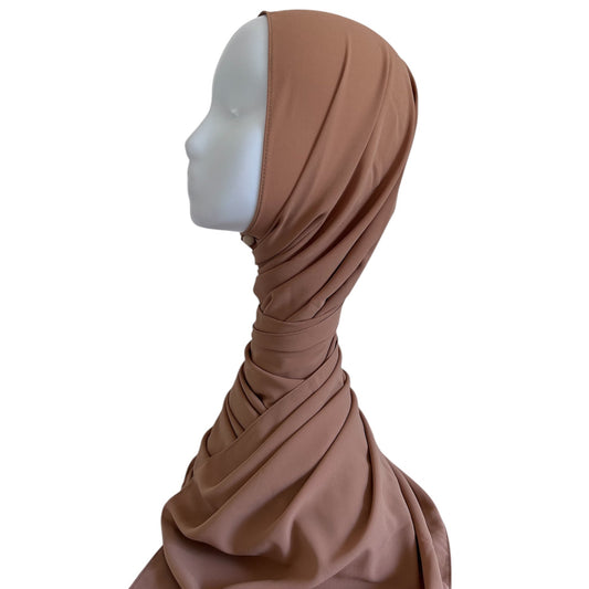 Premium Chiffon Hijab in Light Brown – leicht, fließend und elegant drapiert, ideal für festliche Anlässe oder den Alltag.